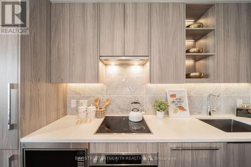 2111 - 85 Mcmahon Drive, Toronto, ON - Indoor Photo Showing Kitchen