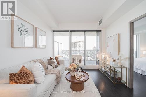 2111 - 85 Mcmahon Drive, Toronto, ON - Indoor Photo Showing Living Room