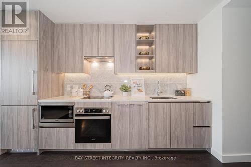 2111 - 85 Mcmahon Drive, Toronto, ON - Indoor Photo Showing Kitchen