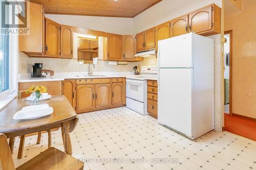 141 Mitchell'S Beach Road, Tay, ON - Indoor Photo Showing Kitchen