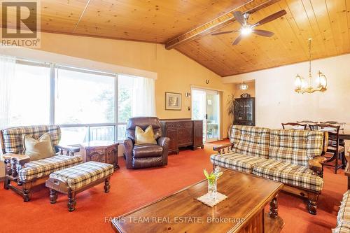 141 Mitchell'S Beach Road, Tay, ON - Indoor Photo Showing Living Room