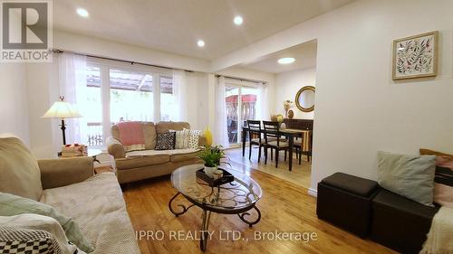 6 Carisbrooke Court, Brampton, ON - Indoor Photo Showing Living Room