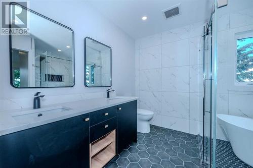 40 Patterson Rise Sw, Calgary, AB - Indoor Photo Showing Bathroom