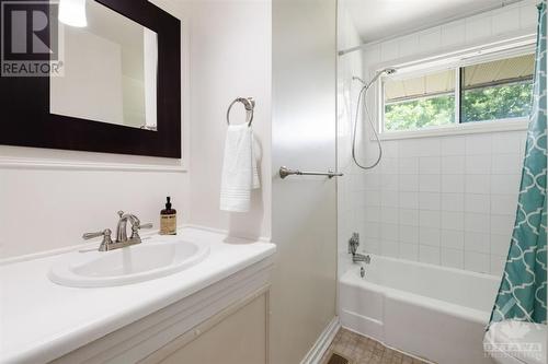 15 Ilkley Crescent, Ottawa, ON - Indoor Photo Showing Bathroom