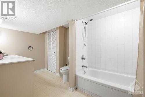 15 Ilkley Crescent, Ottawa, ON - Indoor Photo Showing Bathroom