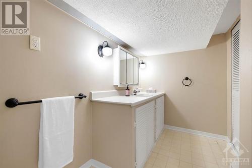 15 Ilkley Crescent, Ottawa, ON - Indoor Photo Showing Bathroom