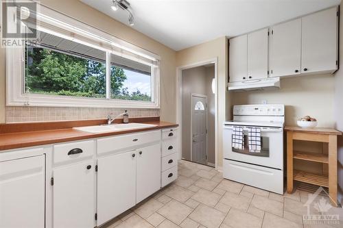 15 Ilkley Crescent, Ottawa, ON - Indoor Photo Showing Kitchen