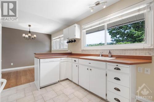 15 Ilkley Crescent, Ottawa, ON - Indoor Photo Showing Kitchen