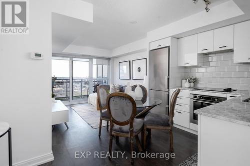 2124 - 275 Village Green Square, Toronto (Agincourt South-Malvern West), ON - Indoor Photo Showing Kitchen With Upgraded Kitchen