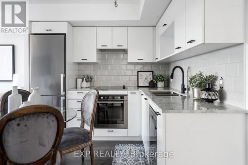 2124 - 275 Village Green Square, Toronto (Agincourt South-Malvern West), ON - Indoor Photo Showing Kitchen With Double Sink With Upgraded Kitchen