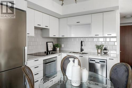 2124 - 275 Village Green Square, Toronto, ON - Indoor Photo Showing Kitchen