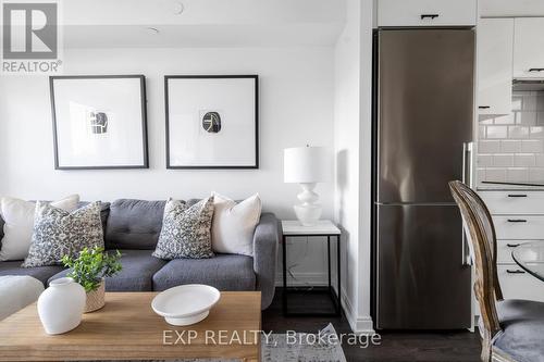 2124 - 275 Village Green Square, Toronto (Agincourt South-Malvern West), ON - Indoor Photo Showing Living Room