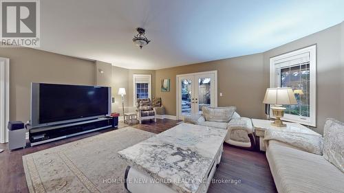 198 Kennedy Street W, Aurora, ON - Indoor Photo Showing Living Room