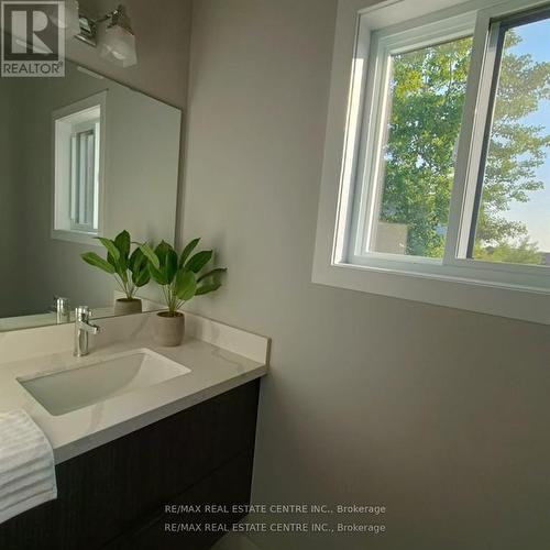 1123 Waterwheel Road E, London, ON - Indoor Photo Showing Bathroom