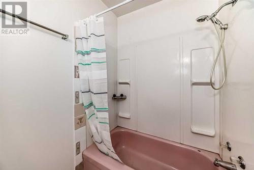 6303 Penbrooke Drive Se, Calgary, AB - Indoor Photo Showing Bathroom