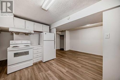 6303 Penbrooke Drive Se, Calgary, AB - Indoor Photo Showing Kitchen