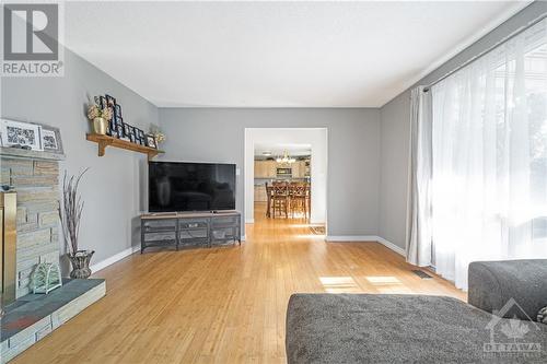 3205 Klondike Road W, Ottawa, ON - Indoor Photo Showing Living Room