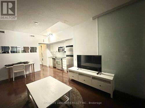 2009 - 33 Charles Street E, Toronto, ON - Indoor Photo Showing Living Room