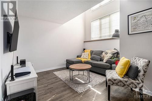 127 Wharhol Private, Ottawa, ON - Indoor Photo Showing Living Room