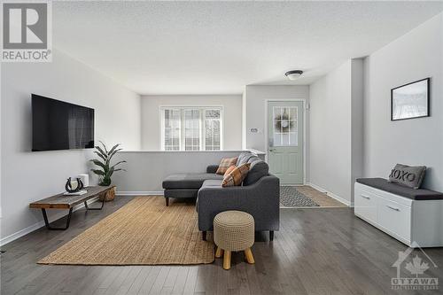 127 Wharhol Private, Ottawa, ON - Indoor Photo Showing Living Room