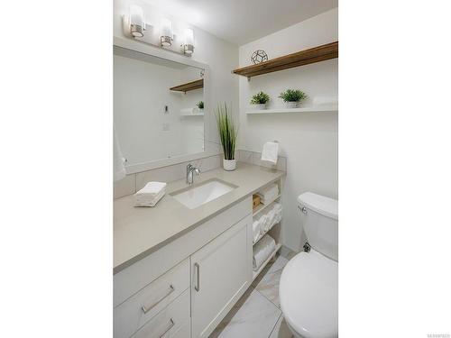 2-1146 Richardson St, Victoria, BC - Indoor Photo Showing Bathroom