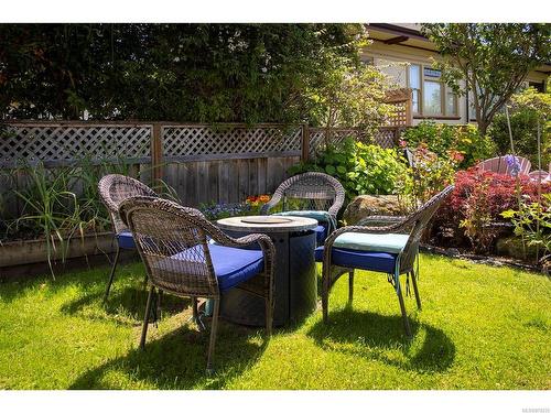 2-1146 Richardson St, Victoria, BC - Outdoor With Backyard