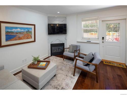 2-1146 Richardson St, Victoria, BC - Indoor Photo Showing Living Room With Fireplace