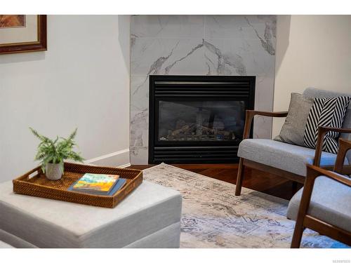 2-1146 Richardson St, Victoria, BC - Indoor Photo Showing Living Room With Fireplace