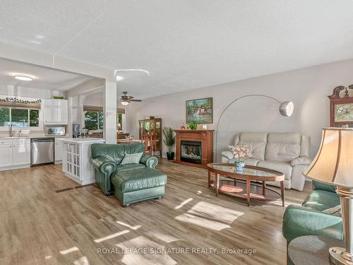 5 Nordic Pl, Toronto, ON - Indoor Photo Showing Living Room