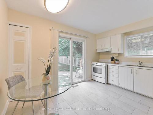 2946 Dancer Crt, Mississauga, ON - Indoor Photo Showing Kitchen