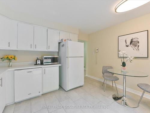 2946 Dancer Crt, Mississauga, ON - Indoor Photo Showing Kitchen