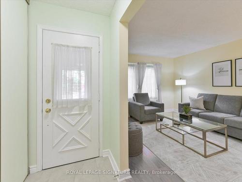 2946 Dancer Crt, Mississauga, ON - Indoor Photo Showing Living Room