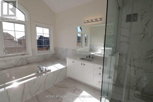 25 Fanning Mills Circle, Vaughan, ON - Indoor Photo Showing Bathroom