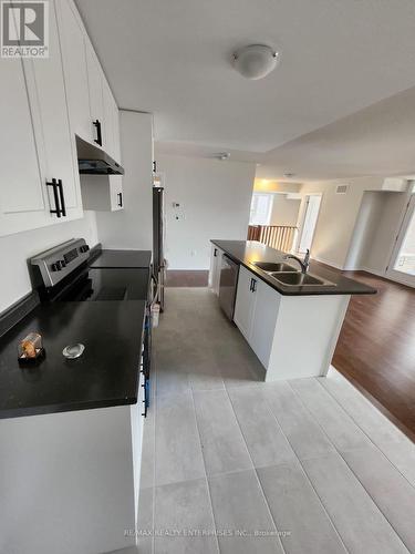 1 - 140 Nottingham Road, Barrie, ON - Indoor Photo Showing Kitchen With Double Sink