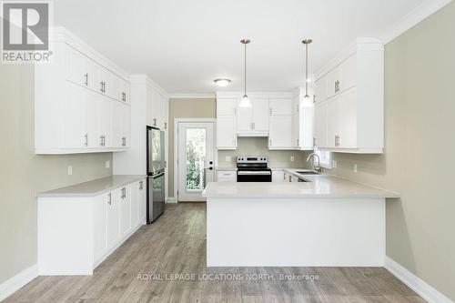 14 56Th Street S, Wasaga Beach, ON - Indoor Photo Showing Kitchen With Upgraded Kitchen