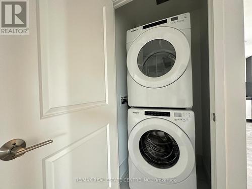 609W - 202 Burnhamthorpe Road E, Mississauga, ON - Indoor Photo Showing Laundry Room