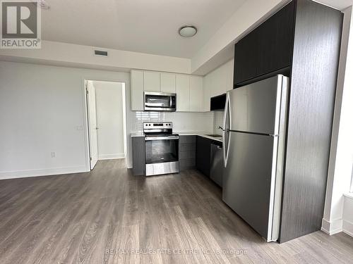 609W - 202 Burnhamthorpe Road E, Mississauga, ON - Indoor Photo Showing Kitchen