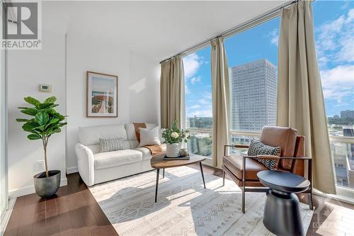 Perfect executive space - 201 Parkdale Avenue Unit#1204, Ottawa, ON - Indoor Photo Showing Living Room