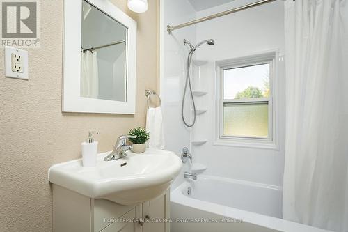 209 Weir Street N, Hamilton, ON - Indoor Photo Showing Bathroom