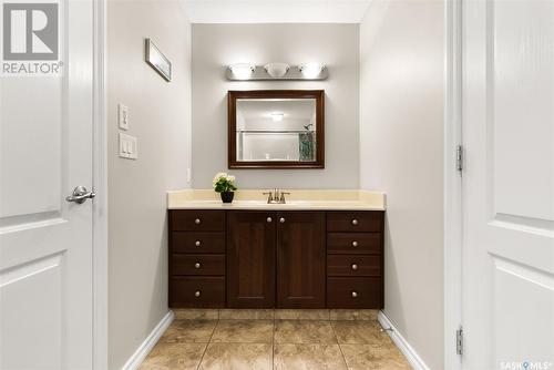 8179 Wascana Gardens Drive, Regina, SK - Indoor Photo Showing Bathroom