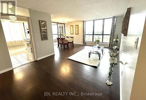 942 - 25 Bamburgh Circle, Toronto (Steeles), ON - Indoor Photo Showing Living Room