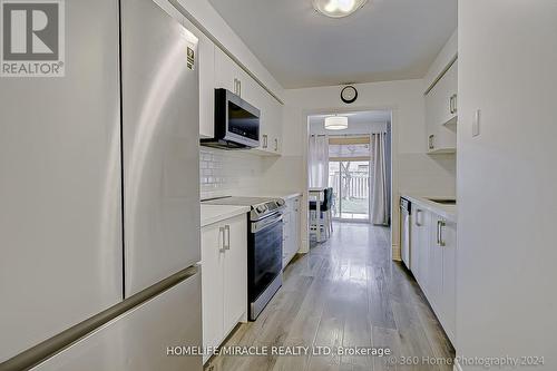 17 Clover Bloom Road, Brampton, ON - Indoor Photo Showing Kitchen