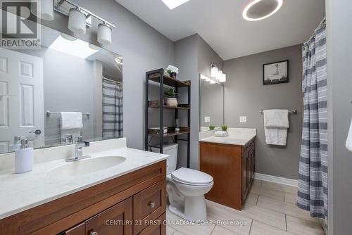 9 Rexway Road, London, ON - Indoor Photo Showing Bathroom