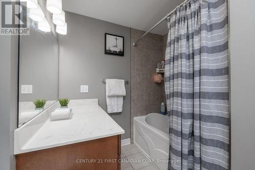 9 Rexway Road, London, ON - Indoor Photo Showing Bathroom