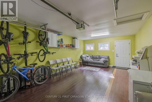 9 Rexway Road, London, ON - Indoor Photo Showing Garage