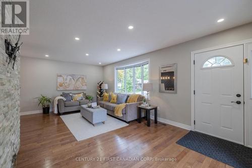 9 Rexway Road, London, ON - Indoor Photo Showing Living Room