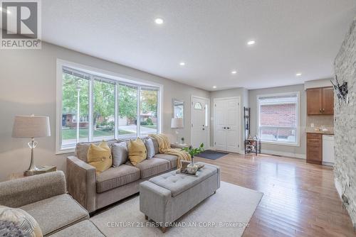 9 Rexway Road, London, ON - Indoor Photo Showing Living Room