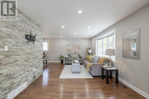 9 Rexway Road, London, ON - Indoor Photo Showing Living Room