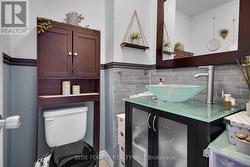 Main powder room - 