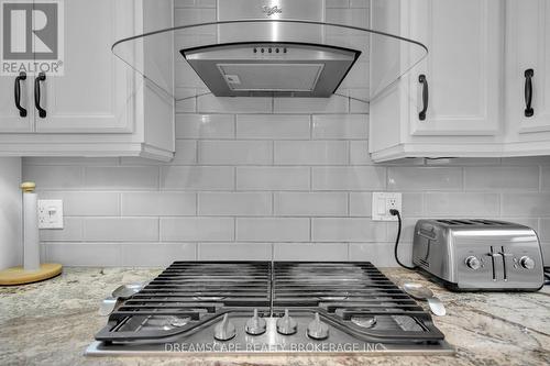 407 Riverview Drive, Strathroy-Caradoc (Ne), ON - Indoor Photo Showing Kitchen With Upgraded Kitchen